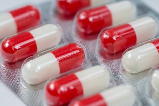 Capsules antibiotiques blanches et rouges