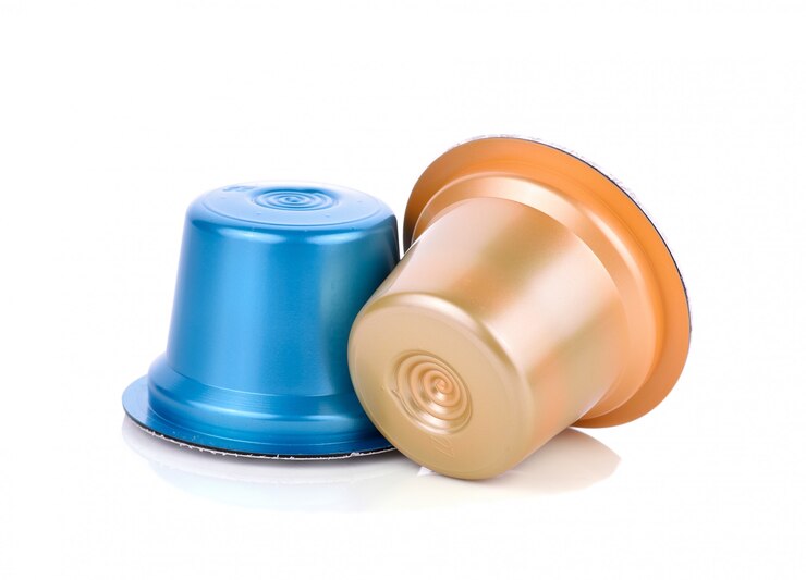 Capsules de café sur fond blanc