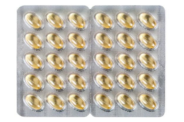 Capsules d'huile de foie de morue sur fond blanc