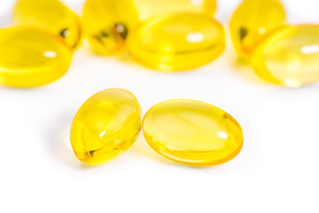 Capsules d'huile de poisson isolé sur fond blanc Omega 3