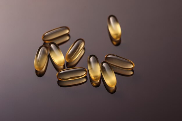 Capsules d'huile de poisson jaune, oméga