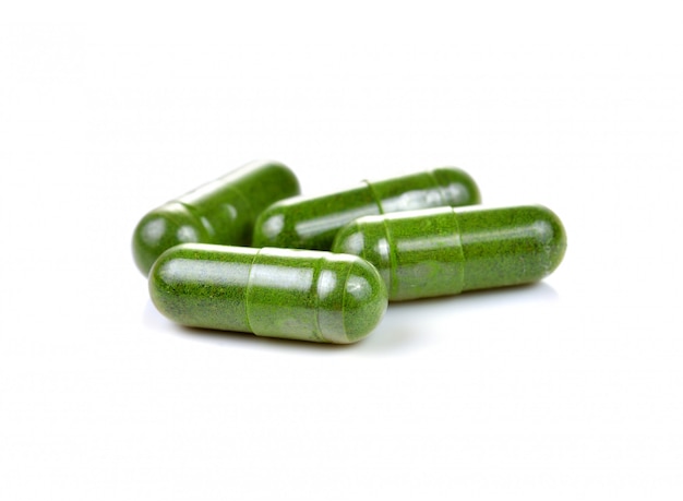 Capsules de Moringa sur fond blanc