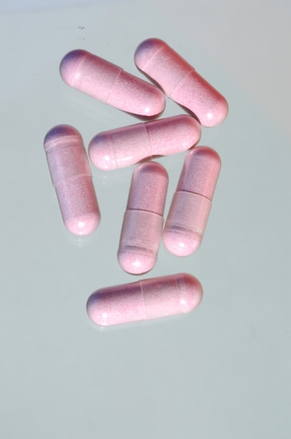 Capsules pharmaceutiques assorties. Tas de diverses pilules sur fond blanc.