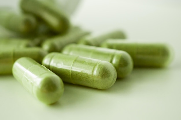 Capsules de phytothérapie avec bouteille sur fond blanc