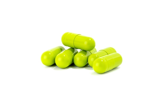 Capsules de phytothérapie verte sur blanc