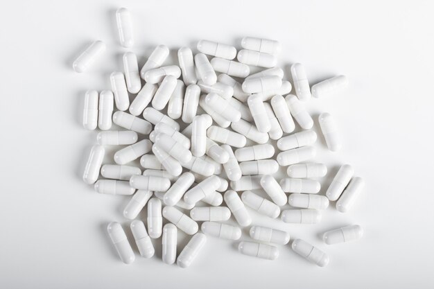 Capsules de pilules blanches.