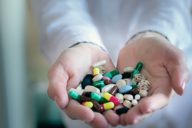 Capsules de pilules colorées dans les mains d&#39;un médecin