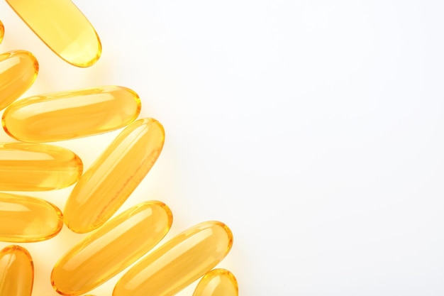 Capsules Pilules jaunes isolées sur blanc Capsules Close Up avec vitamine D E ou acides gras oméga 369 Suppléments alimentaires remplis d'huile d'huile de poisson Suppléments naturels pour un concept de vie saine et saine Bannière