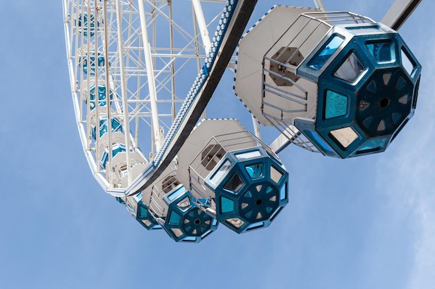 Photo les capsules de la roue de ferris volent dans le ciel