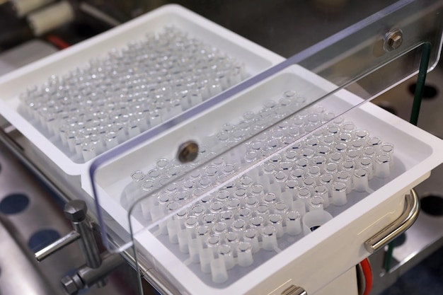 Capsules stériles pour injection Bouteilles sur la ligne d'embouteillage de l'usine pharmaceutique