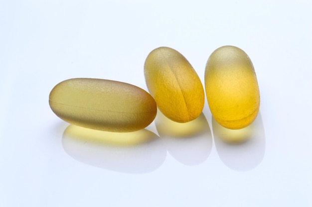 Capsules de supplément d'huile de poisson oméga 3 sur fond blanc.