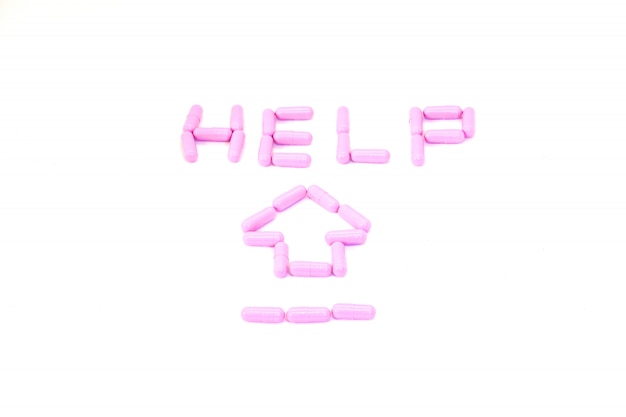 Capsules violettes dans Text&#39;Help &#39;et flèche dans Health Care for help concept