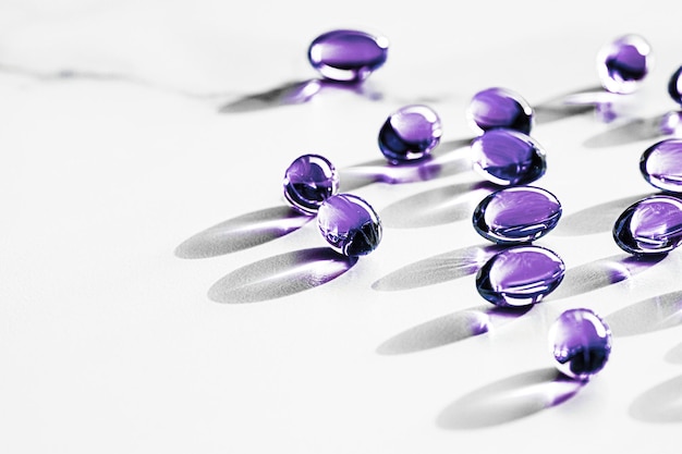 Capsules violettes pour une alimentation saine nutrition magasin de marque pharmaceutique comprimés de médicaments probiotiques comme produits de soins de santé ou de supplément pour l'industrie pharmaceutique ad