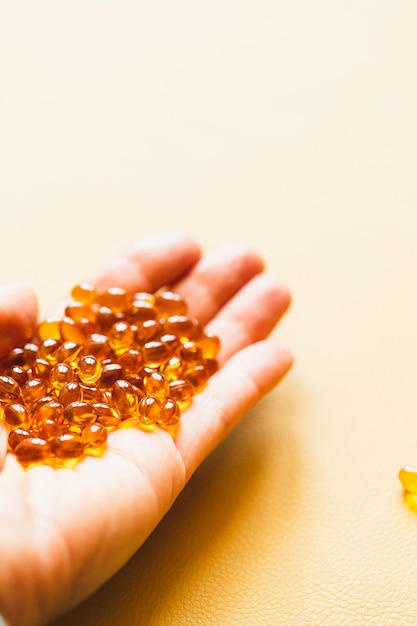 Capsules de vitamine D3 Vitamines médicinales et compléments alimentaires Mise au point sélective Gros plan sur des capsules remplies d'huile adaptées à l'huile de poisson oméga 3 oméga 6 oméga 9 vitamine A vitamine D vitamine D3 vitamine E