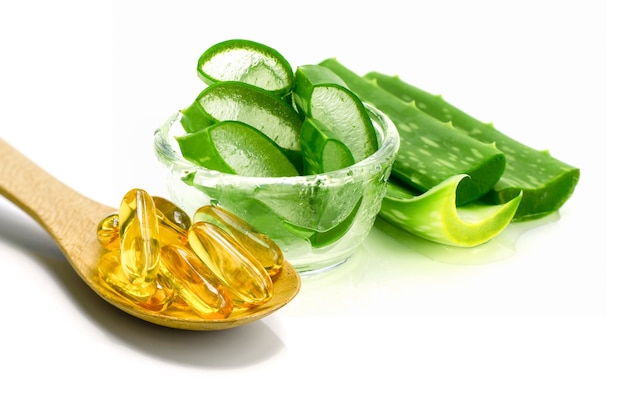 Capsules de vitamine E et tranches d&#39;Aloe Vera