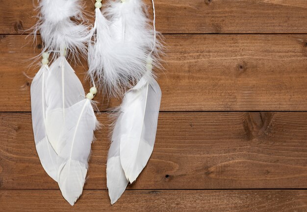 Capteur de rêves blanc sur une surface en bois