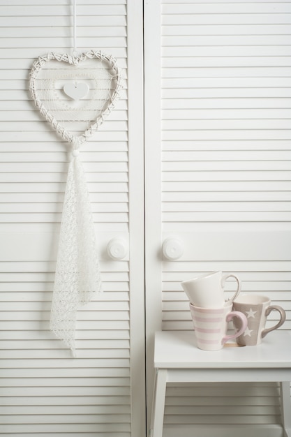 Capteur de rêves blanc avec des tasses