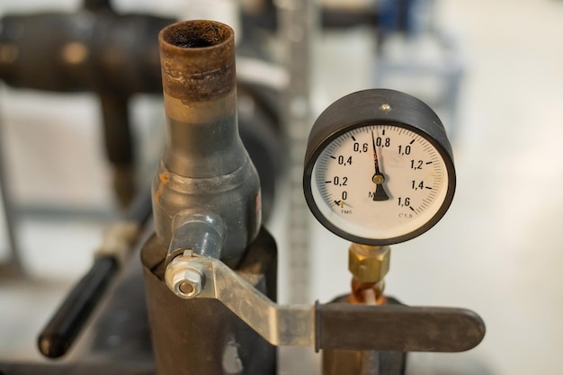 Capteurs de pression dans le système de chauffage urbain Conduites d'eau chaude dans une chaufferie industrielle