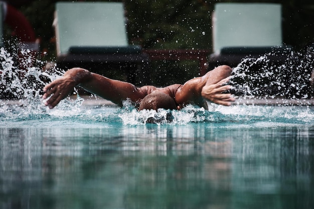 Capture d'action d'un homme nageant dans une piscine