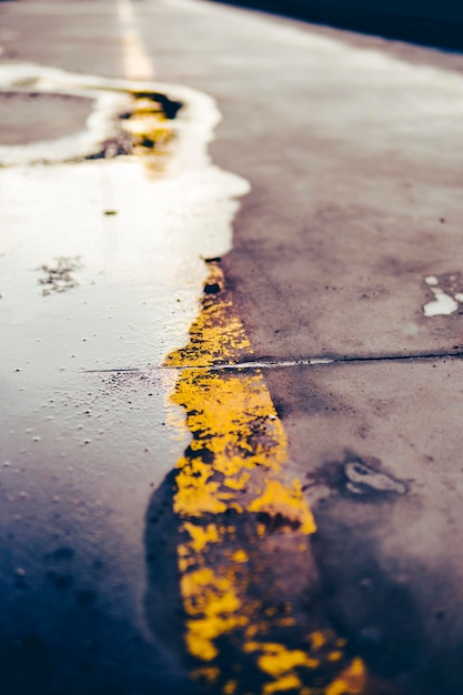 Photo capture au niveau de la surface d'une rue humide