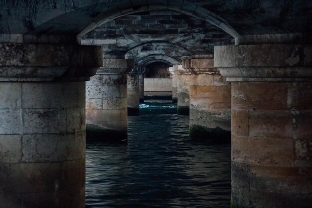 Capture complète d'un bâtiment historique en mer