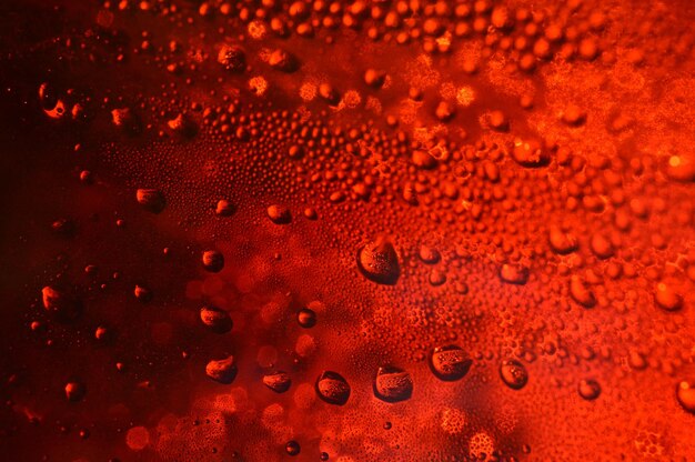 Photo capture complète des bulles sur du verre condensé rouge