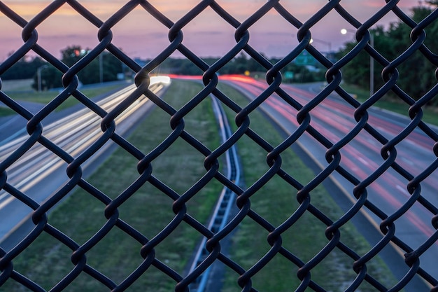 Photo capture complète de la clôture en chaîne contre le ciel au coucher du soleil
