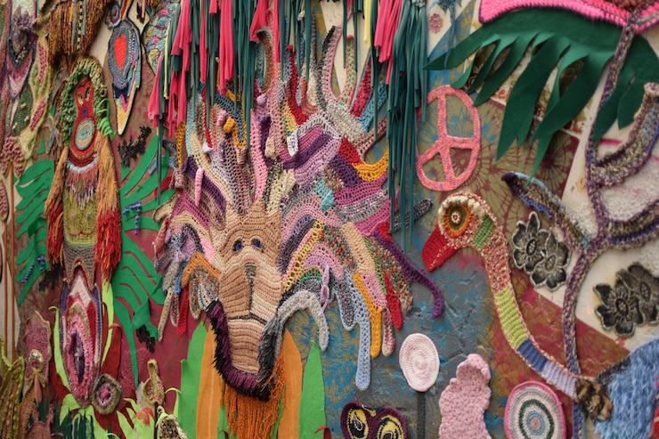 Photo capture complète de décorations multicolores sur le mur