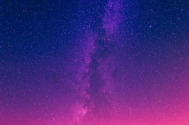 Capture complète du champ d'étoiles la nuit