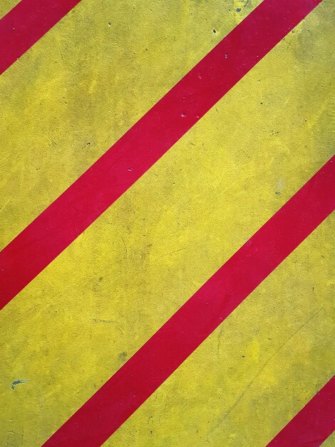 Photo capture complète du mur à rayures jaunes et rouges