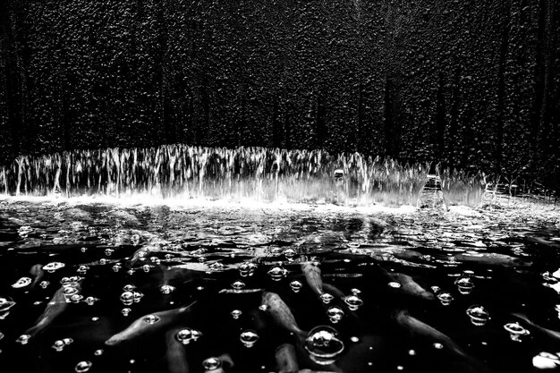 Capture complète de l'eau sur un fond noir