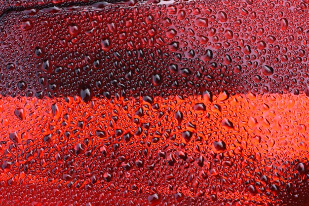 Capture complète d'une fenêtre en verre mouillée pendant la saison des pluies