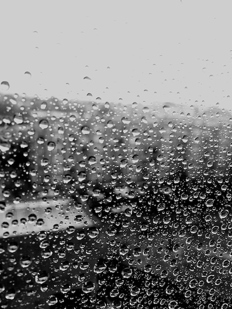 Capture complète des gouttes d'eau sur la fenêtre pendant la saison des pluies