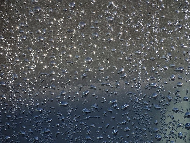 Photo capture complète de gouttes d'eau sur une fenêtre en verre