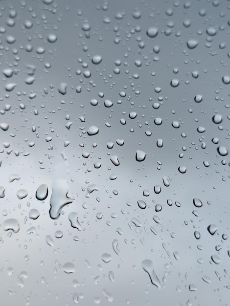 Capture complète de gouttes d'eau sur verre