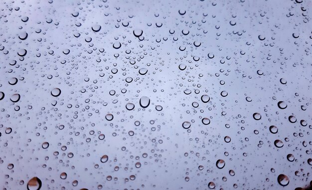 Photo capture complète des gouttes de pluie sur une fenêtre en verre