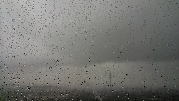 Capture complète des gouttes de pluie sur le verre