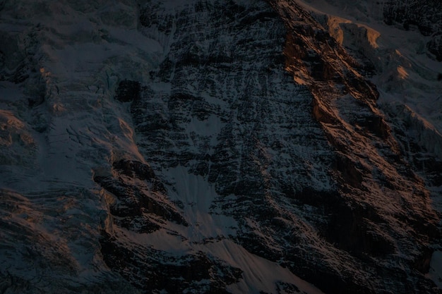 Capture complète d'une montagne rocheuse en hiver