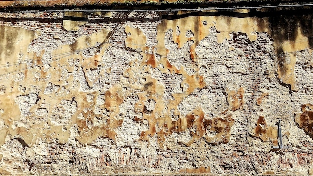 Capture complète d'un mur altéré par le temps pendant une journée ensoleillée