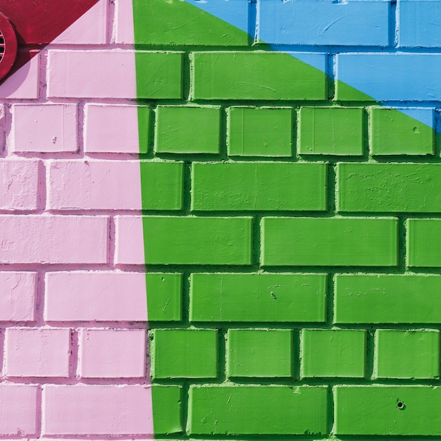 Photo capture complète d'un mur de briques multicolores