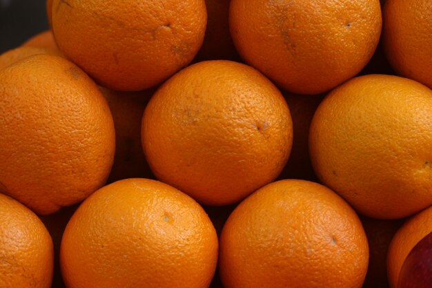 Photo capture complète d'oranges à vendre sur le marché