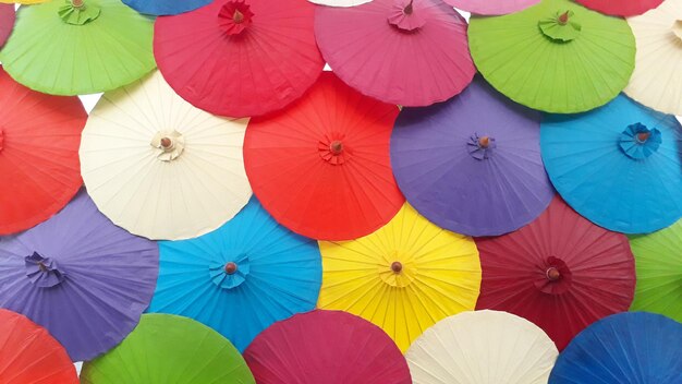 Photo capture complète de parapluies multicolores