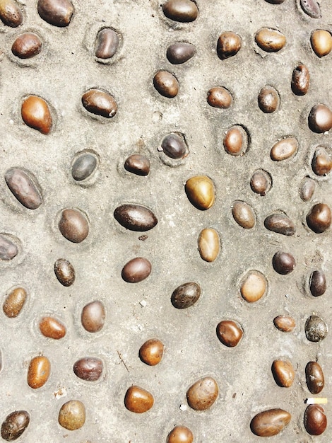 Photo capture complète de pierres sur le sable de la plage
