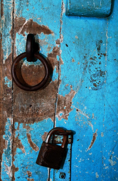 Photo capture complète d'une porte en bois bleue fermée