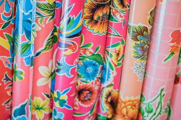 Photo capture complète de rouleaux de papier peint multicolore sur le marché