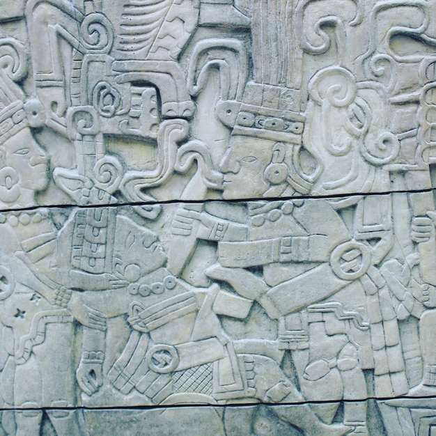 Capture complète de la sculpture sur le mur
