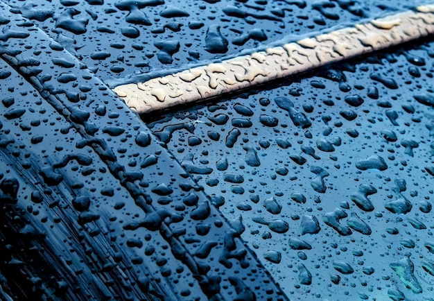 Capture complète d'une voiture mouillée pendant la saison des pluies