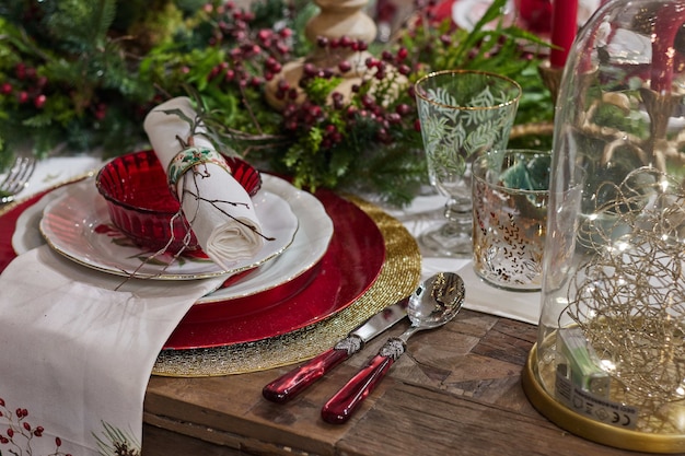 Capture en grand angle du dîner de Noël mis en place avec des verres et des ornements sur une table