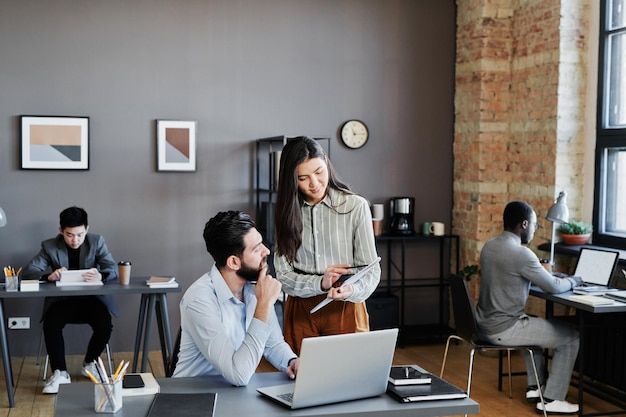 Capture horizontale de jeunes spécialistes du courtage modernes travaillant dans un bureau de loft