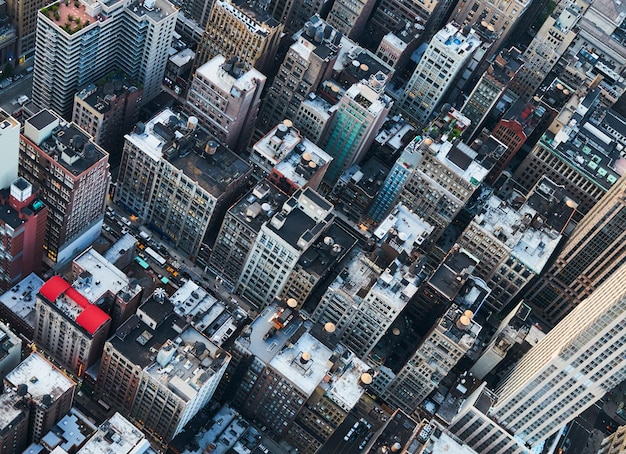 Capture inclinée des toits de la ville de New York depuis le haut au coucher du soleil